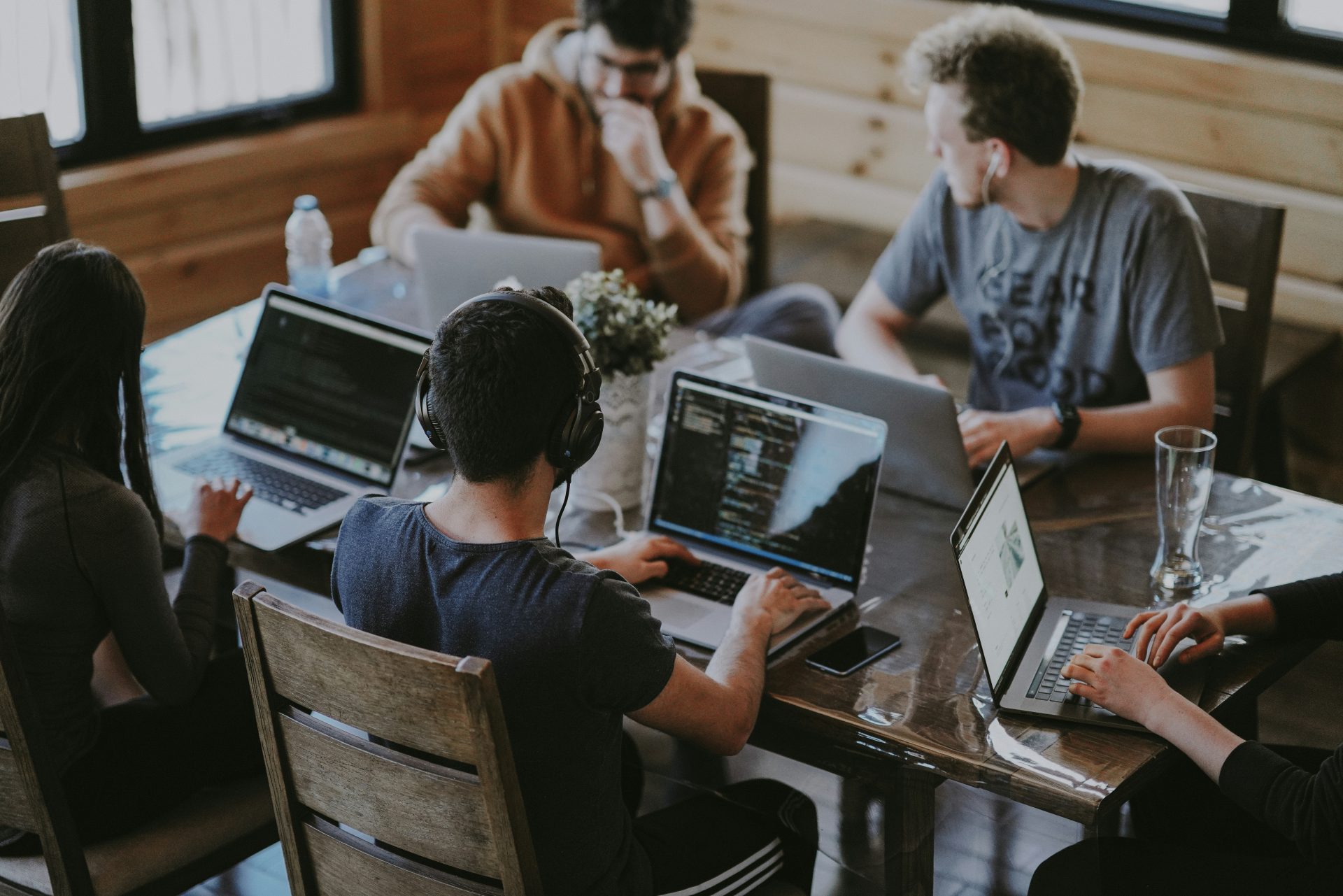 Gruppe von Menschen mit Laptop-Computer